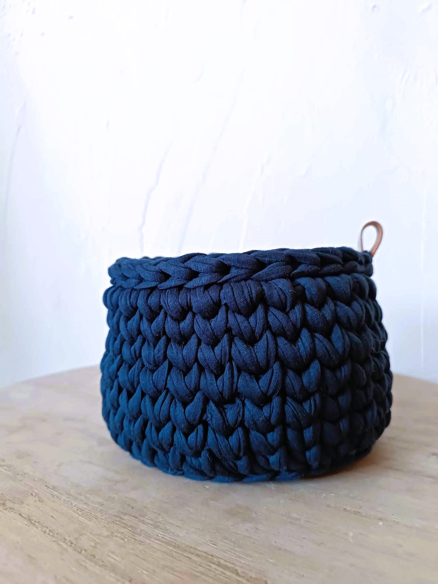 Panier en fil de tee-shirt recyclé.