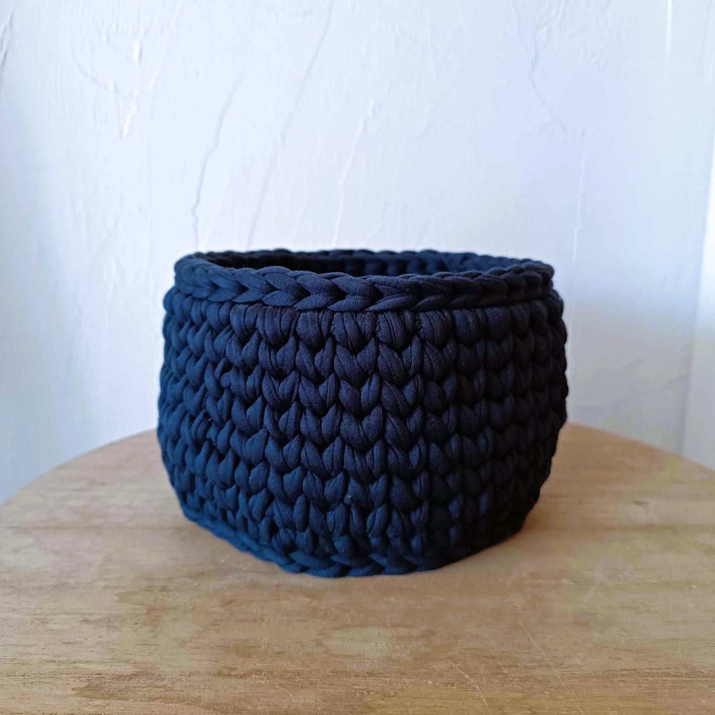 Panier en fil de tee-shirt recyclé.
