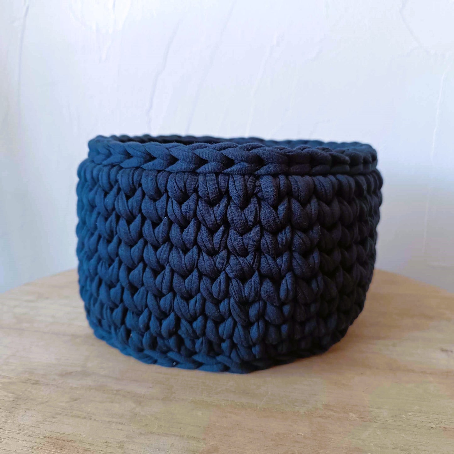 Panier en fil de tee-shirt recyclé.