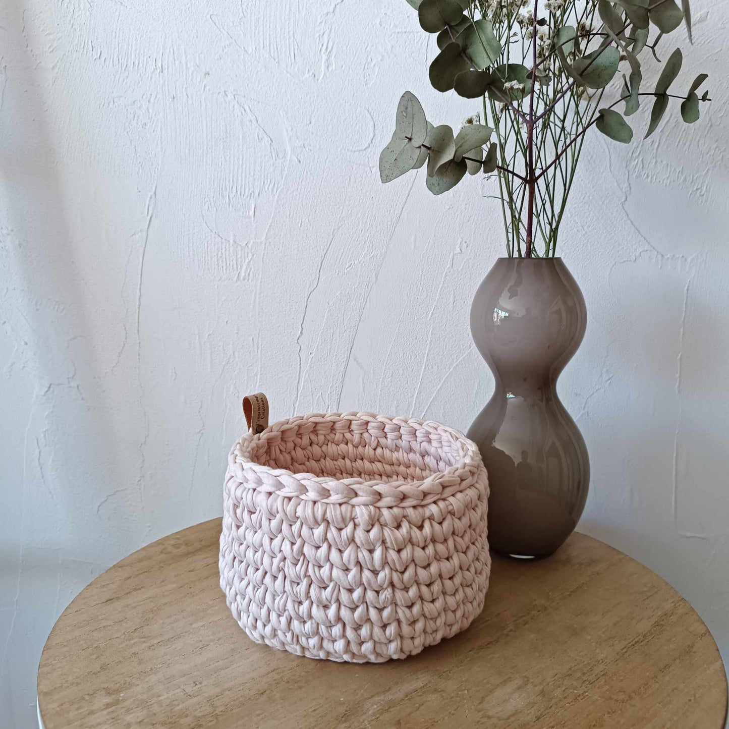 Panier en fil de tee-shirt recyclé.
