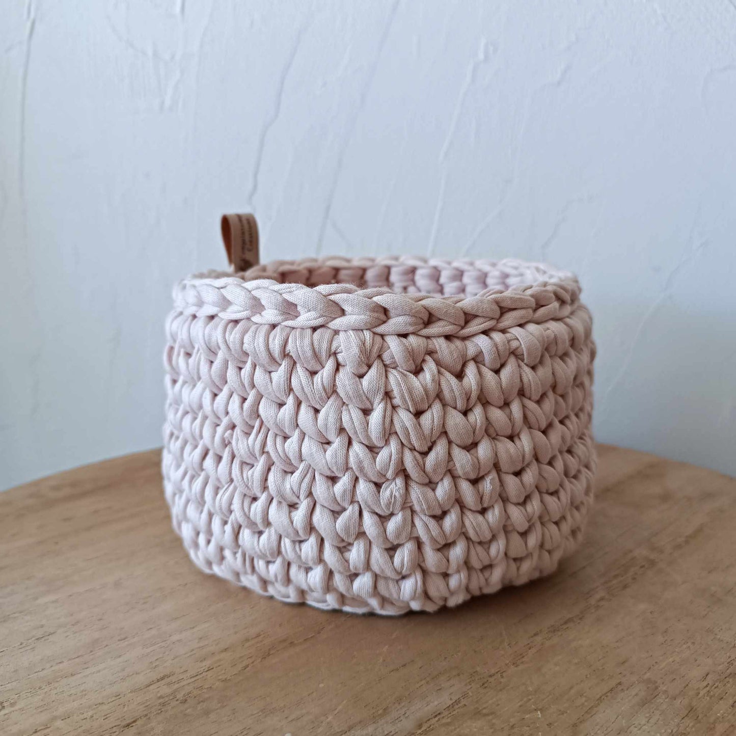 Panier en fil de tee-shirt recyclé.