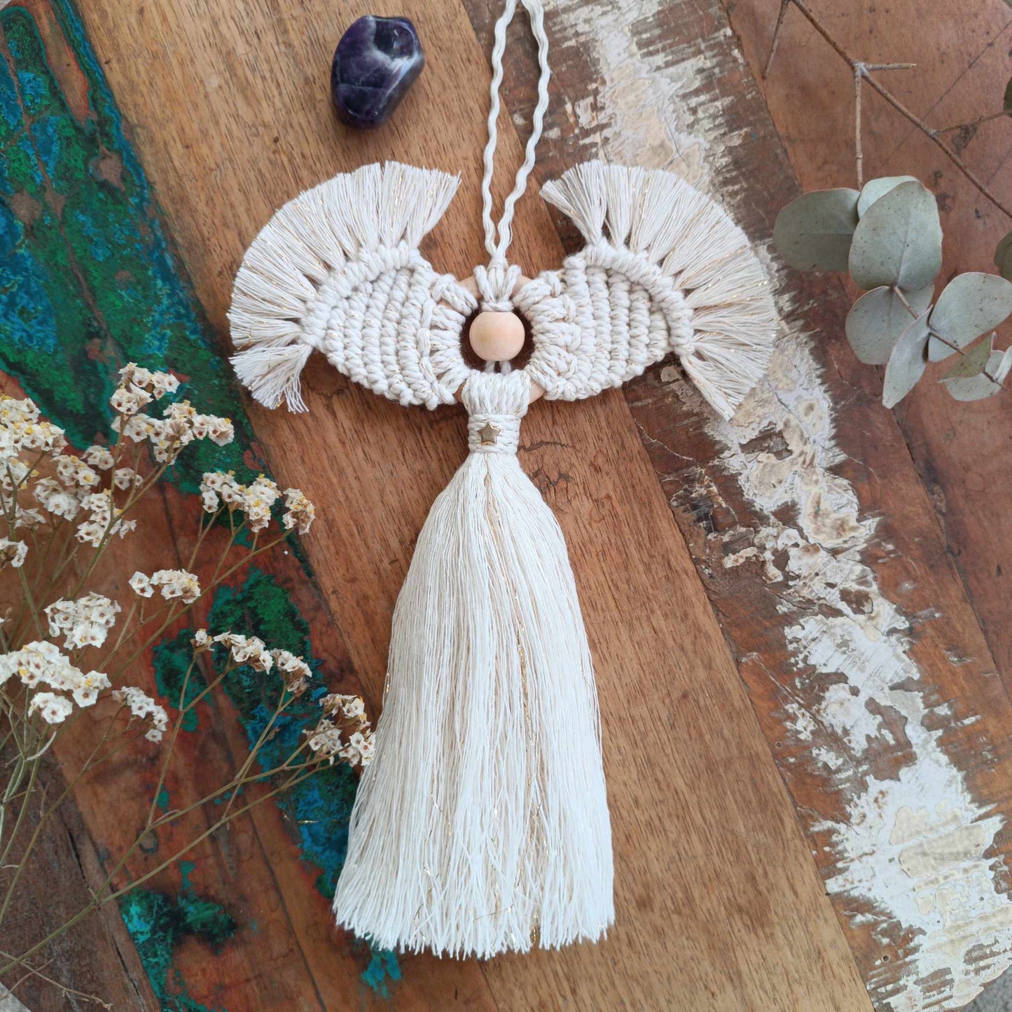 Ange macramé fait main — coton naturel GOTS, perle & anneau bois, étoile métal. Dimensions ≈24×20 cm. Fabrication française. Cadeau protecteur et déco bohème
