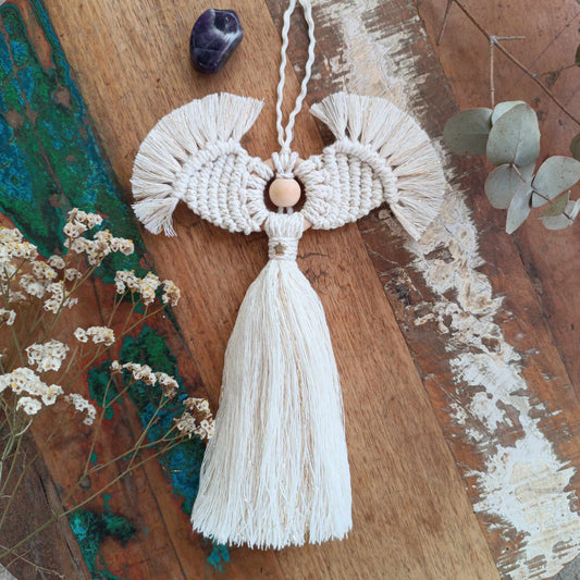 Ange macramé fait main — coton naturel GOTS, perle & anneau bois, étoile métal. Dimensions ≈24×20 cm. Fabrication française. Cadeau protecteur et déco bohème